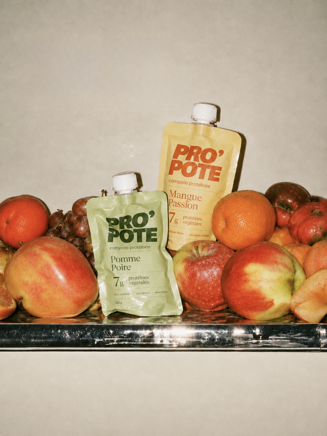 Gourdes PRO'POTE Pomme-Poire et Mangue-Passion parmi des fruits