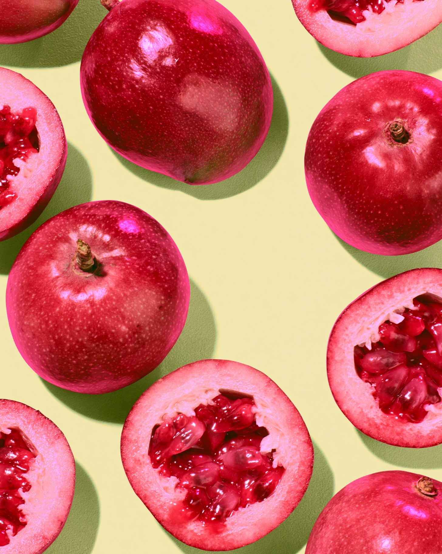 Pommes rouges éclatantes sur fond jaune
